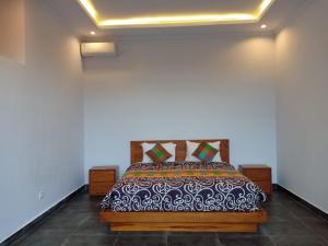 een slaapkamer met een bed in een kamer bij Semanggi Private Villa in Ubud