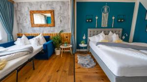 two beds in a room with blue walls at Appartement Stelo Gosau-Hallstatt in Gosau