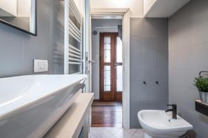 een badkamer met een witte wastafel en een toilet bij Modena AL Mulèin - 2 passi dal centro con parcheggio in Modena