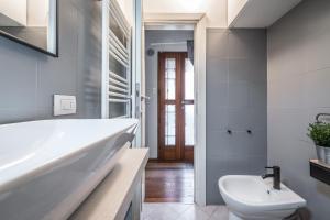 モデナにあるModena AL Mulèin - 2 passi dal centro con parcheggioの白い洗面台とトイレのあるバスルーム +63枚の写真