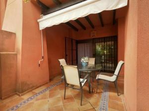 une salle à manger avec une table et des chaises dans l'établissement Apartamento Los Moriscos Golf Playa Granada, à Motril