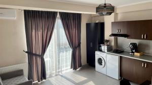 a kitchen with a washing machine and a window at Apartament Luca in Drobeta-Turnu Severin