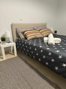 Uma cama com um cobertor de bandeira americana. em WINDSOR PLACE APARTMENT - VOULIAGMENI em Atenas