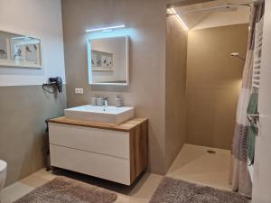 Kúpeľňa v ubytovaní Traumhaus in den Weinbergen - max 8 Personen - mit Self-Check-in
