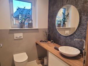 Kúpeľňa v ubytovaní Traumhaus in den Weinbergen - max 8 Personen - mit Self-Check-in