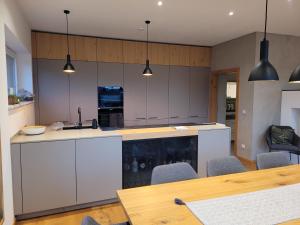 Kuchyňa alebo kuchynka v ubytovaní Traumhaus in den Weinbergen - max 8 Personen - mit Self-Check-in
