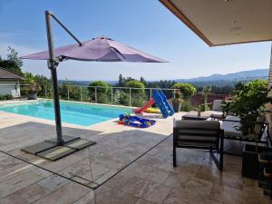 Bazén v ubytovaní Traumhaus in den Weinbergen - max 8 Personen - mit Self-Check-in alebo v jeho blízkosti