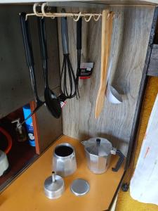una encimera de cocina con utensilios. en Backpack Cabin A 49149, en Oranjestad