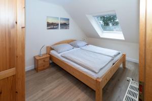 małą sypialnię z łóżkiem na poddaszu w obiekcie Maike, FeWo 11b w mieście Duhnen