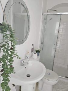 La salle de bains est pourvue d'un lavabo, de toilettes et d'un miroir. dans l'établissement The Beach House, à Lowestoft
