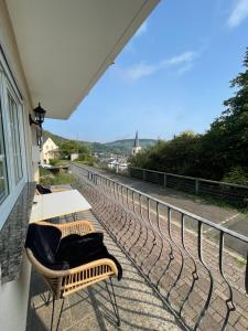 a balcony with a table and chairs on a building at Das Haus am Weinberg in Ensch