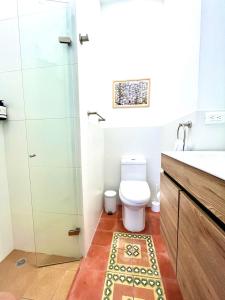 a bathroom with a toilet and a shower at Casa Rambla Serra Cali in Cali