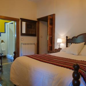1 dormitorio con 1 cama grande en una habitación en Habitaciones Pumarada 2, en Cangas del Narcea