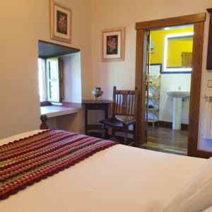 una camera con letto e vista su un bagno di Habitaciones - La Pumarada de Limés II a Cangas del Narcea