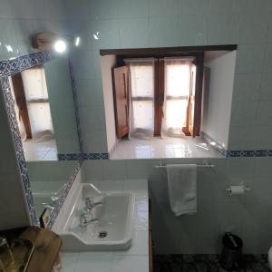 y baño con lavabo y espejo. en Habitaciones Pumarada 2, en Cangas del Narcea