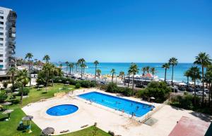 een luchtzicht op een zwembad en het strand bij Apartamentos Los Maites - 1º Linea de Playa - Vista al mar in Benalmádena