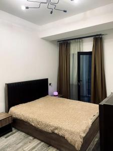 Tempat tidur dalam kamar di Apartment near Cascade