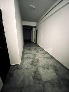 um corredor vazio num edifício de escritórios com paredes brancas em Apartment near Cascade em Yerevan