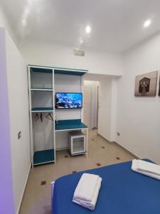 卡斯特拉玛雷帝斯达比亚Le Stanze di Eli e Giò的一间卧室配有蓝色的床和电视