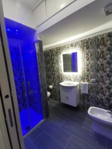 卡斯特拉玛雷帝斯达比亚Le Stanze di Eli e Giò的带淋浴、水槽和马桶的浴室