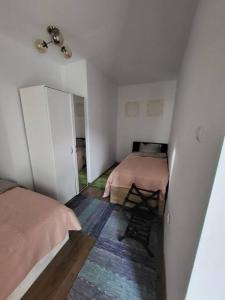 een kleine kamer met 2 bedden en een spiegel bij Casa Elena, Ocna Mureș in Ocna-Mureşului