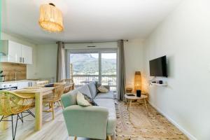 a living room with a couch and a table at Superbe : parking gratuit + fibre wifi + balcon in Grenoble