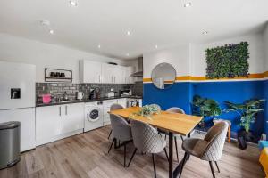 A cozinha ou cozinha compacta de The Leeds United House - Parking - Sleeps 8