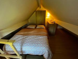 Katil atau katil-katil dalam bilik di Maison a coté de Giverny
