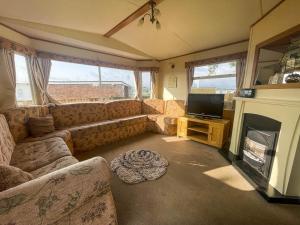 O zonă de relaxare la Caravan By The Sea At California Cliffs Holiday Park In Norfolk Ref 50014b