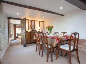 uma sala de jantar com mesa e cadeiras em Little Millhayes em Thorverton