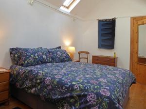 sypialnia z łóżkiem z fioletową kołdrą w obiekcie The Studio w mieście Hoe