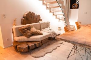 a living room with a couch made out of logs at Jasmínový Ráj in Vítkovice