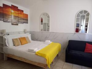 ボローニャにあるTourist House Bologna - Self check-inの黄色の毛布と青い椅子が備わるベッド1台