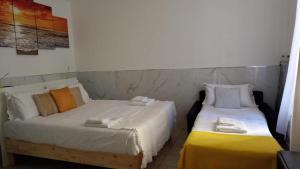 ボローニャにあるTourist House Bologna - Self check-inのベッド2台が隣同士に設置された部屋です。