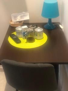 una mesa con una lámpara y una placa amarilla. en TRIANA INES, en Sevilla