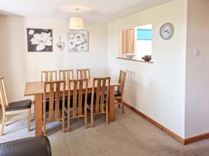 cocina y comedor con mesa y sillas en Dartmoor 3, en Gunnislake