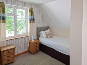 Habitación pequeña con cama y ventana en Dartmoor 3, en Gunnislake