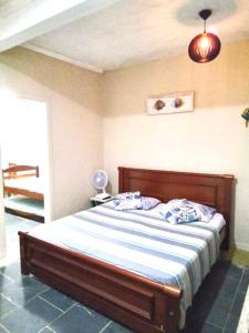 ein Schlafzimmer mit einem Bett in einem Zimmer in der Unterkunft Residencial Praia Bertioga - Pé na Areia in Bertioga