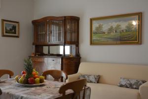una sala da pranzo con tavolo e cesto di frutta di Roby's House Casa Vacanze - Affiliato Best-Incoming a Viadanica Colognola
