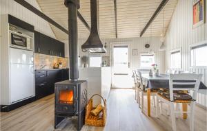 cocina y comedor con fogones en una habitación en Nice Home In Thisted With Kitchen en Klitmøller
