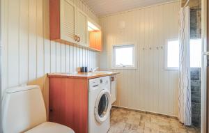 y baño pequeño con lavadora. en Nice Home In Thisted With Kitchen, en Klitmøller