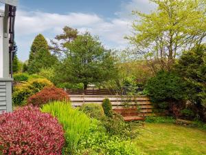 DolwyddelanにあるMeredith Cottageの庭に木製のベンチがある庭園