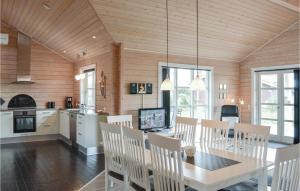 レムにあるStunning Home In Skjern With Kitchenのキッチン、ダイニングルーム(テーブル、椅子付)