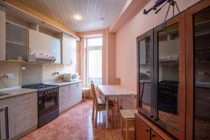 uma cozinha com uma mesa e uma sala de jantar em Funicular Apartments em Tbilisi