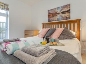een slaapkamer met een bed met een dienblad met eten erop bij Woodend Barn in Auchterarder