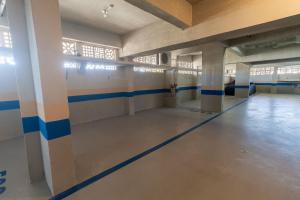 een kamer met blauwe en witte strepen op de muren bij 006A - Apto novo 2 quartos em condomínio de luxo em Bombas in Bombinhas