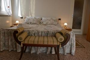 um quarto com uma cama grande e um cobertor em Roby's House Casa Vacanze - Affiliato Best-Incoming em Viadanica Colognola