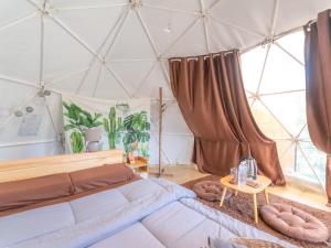 een slaapkamer met een groot bed in een koepel bij Phu Morinn Cafe&Camping in Mon Jam