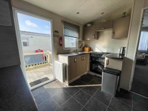Kuchyň nebo kuchyňský kout v ubytování Superb 8 Berth Caravan For Hire At A Great Holiday Park In Norfolk Ref 50026m