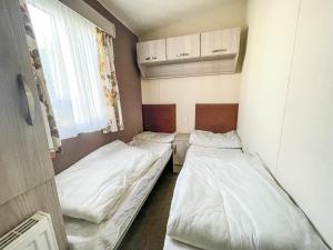 Postel nebo postele na pokoji v ubytování Superb 8 Berth Caravan For Hire At A Great Holiday Park In Norfolk Ref 50026m